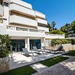 Calme Absolu, Elegant Et Arbore Avec Piscine