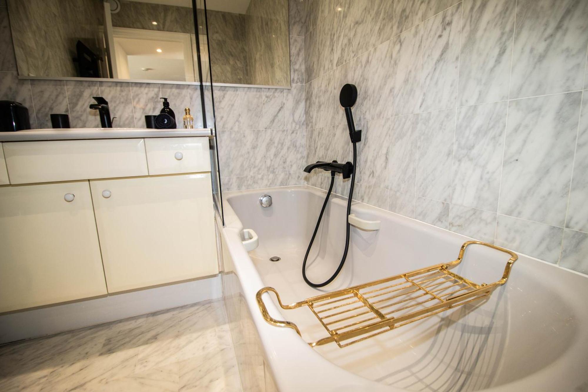 Calme Absolu, Elegant Et Arbore Avec Piscine *