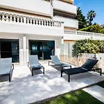 Calme Absolu, Elegant Et Arbore Avec Piscine