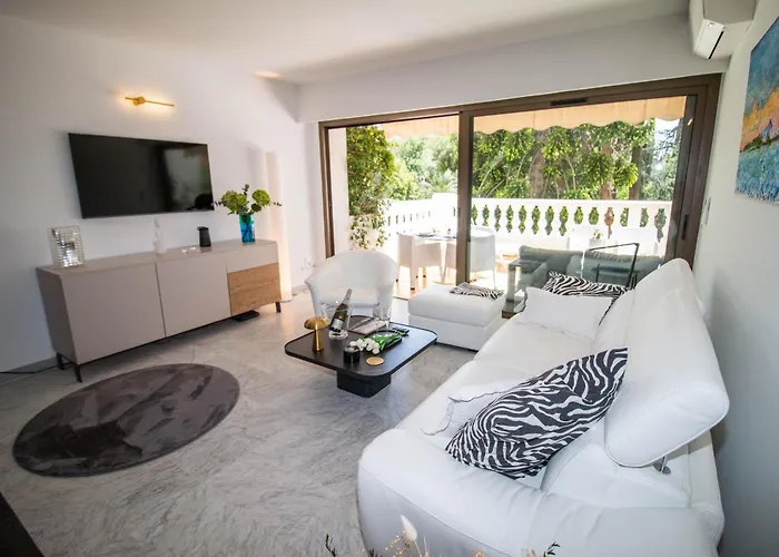Calme Absolu, Elegant Et Arbore Avec Piscine