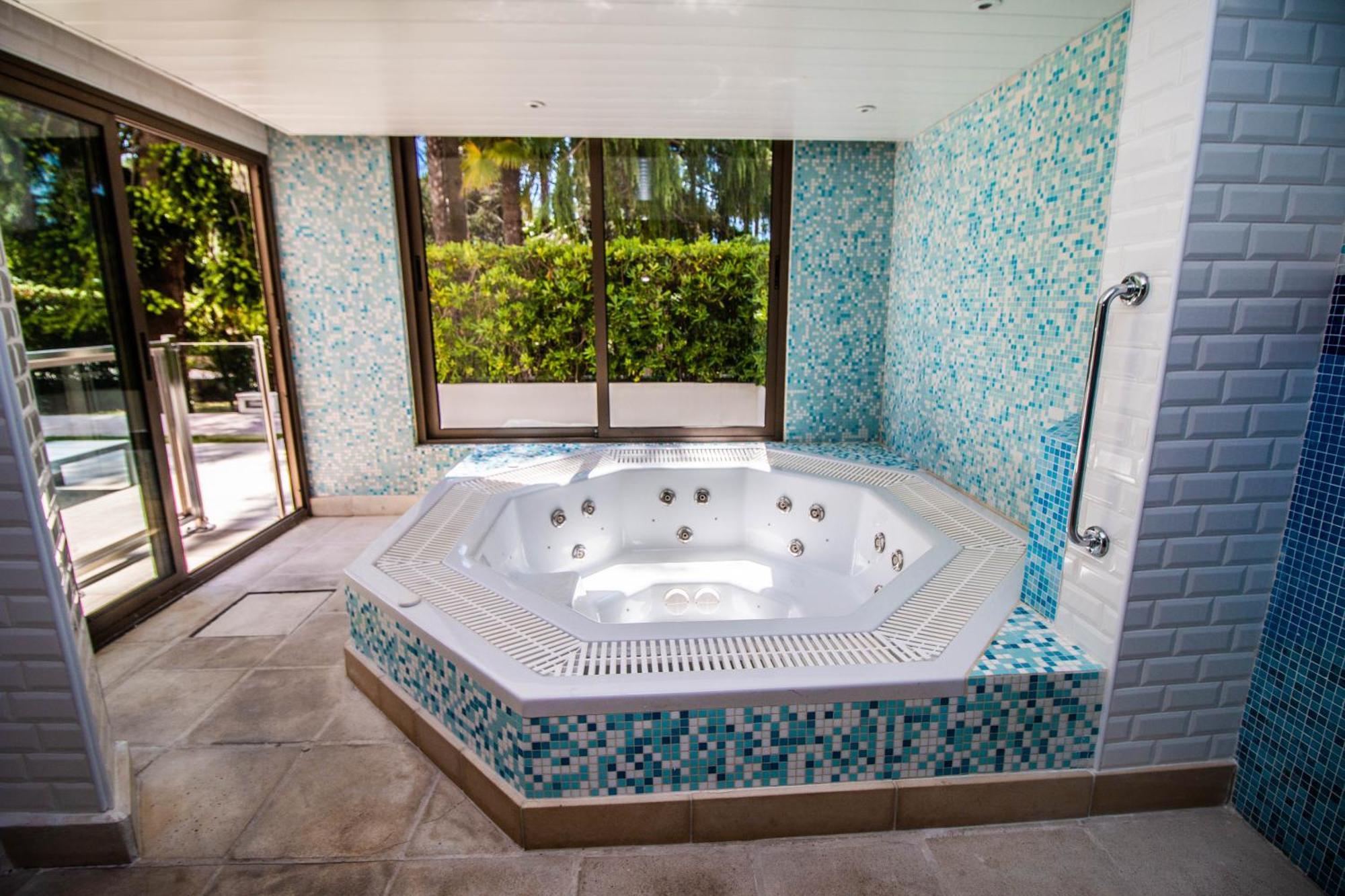 Calme Absolu, Elegant Et Arbore Avec Piscine *