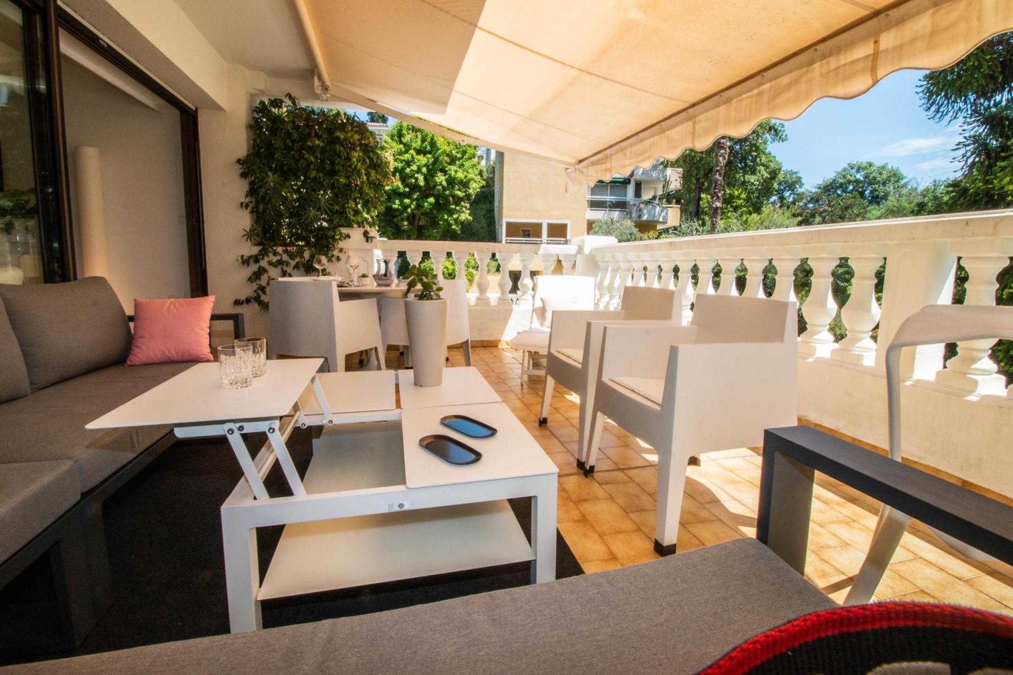 Calme Absolu, Elegant Et Arbore Avec Piscine