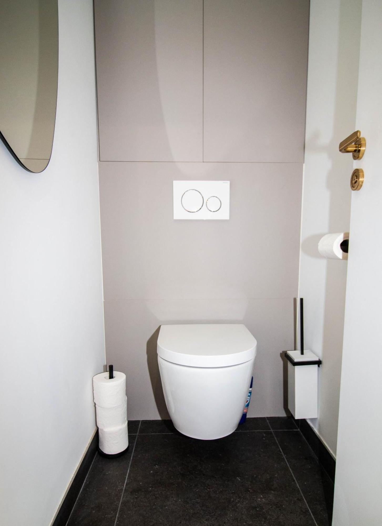 Calme Absolu, Elegant Et Arbore Avec Piscine