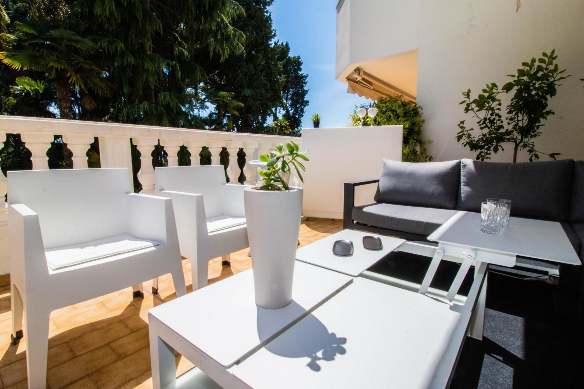 Appartement Calme Absolu, Elegant Et Arbore Avec Piscine *