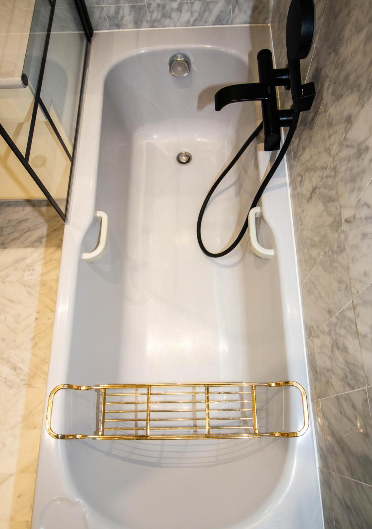 Calme Absolu, Elegant Et Arbore Avec Piscine *