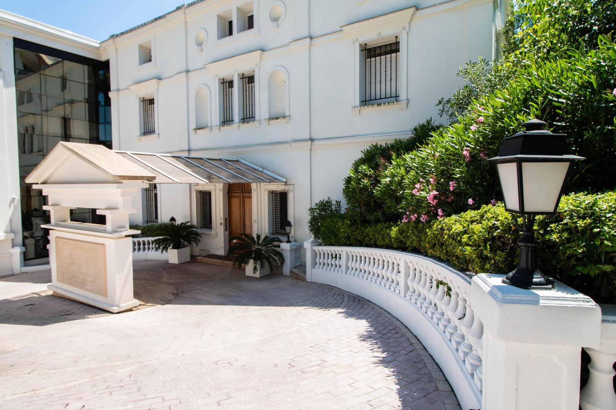 Calme Absolu, Elegant Et Arbore Avec Piscine Cannes