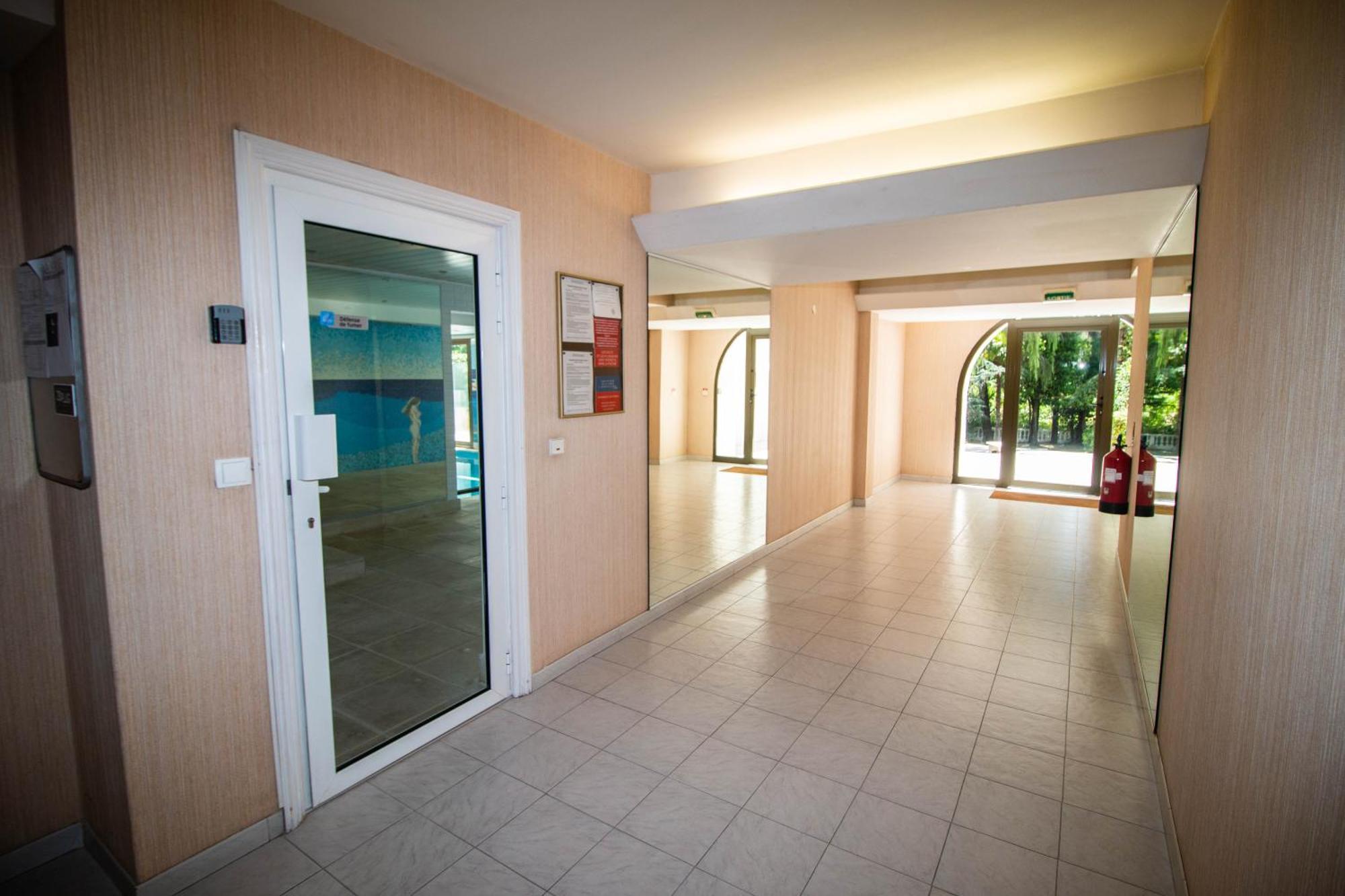 Calme Absolu, Elegant Et Arbore Avec Piscine