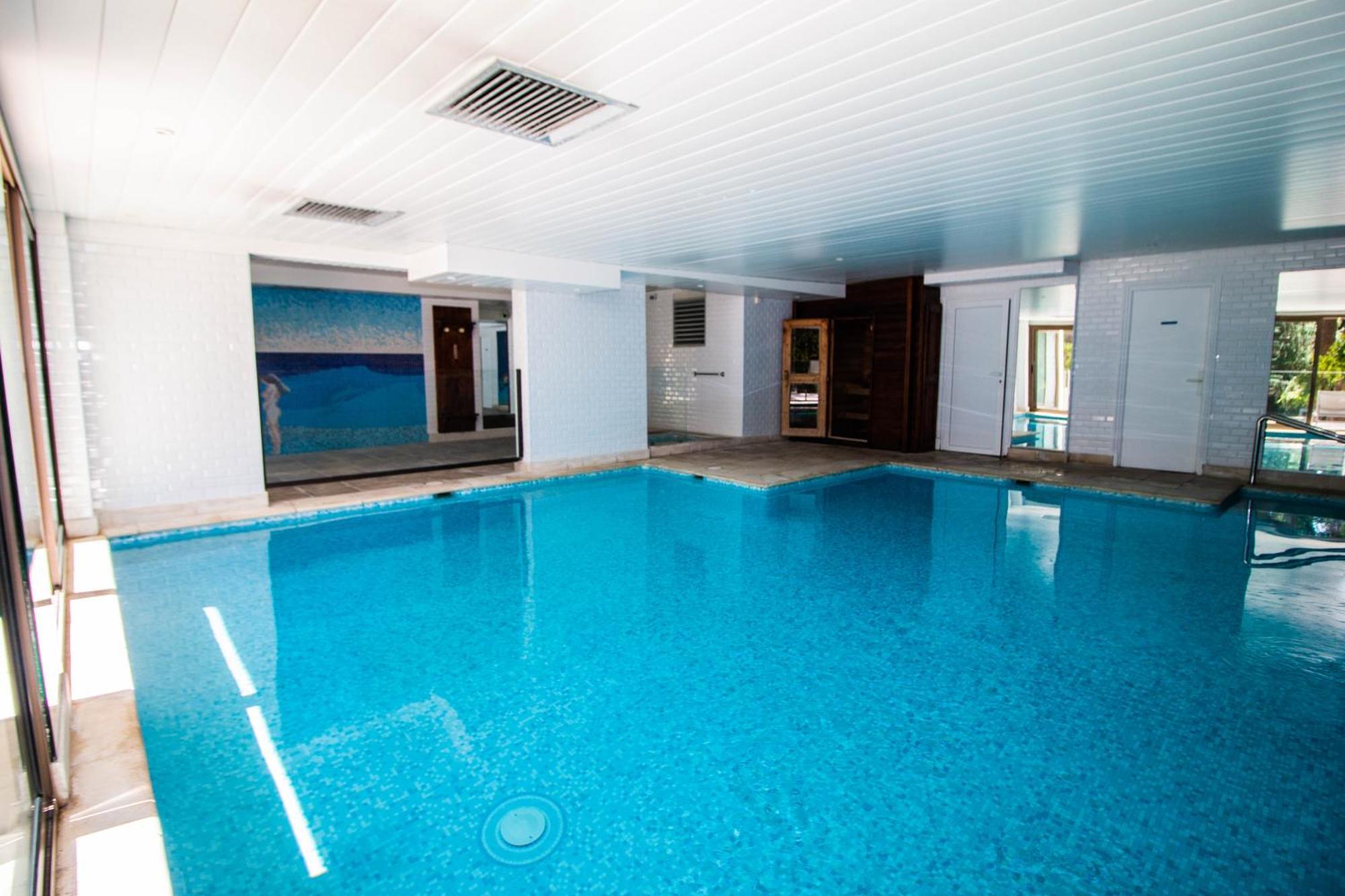 Calme Absolu, Elegant Et Arbore Avec Piscine Cannes